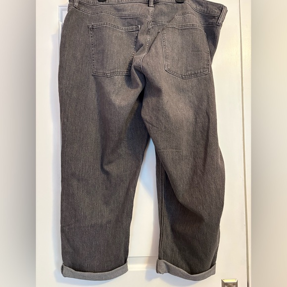 NWT Old Navy Women's Mid-Rise Wow Boyfriend Straight Jeans - Picture 4 of 8